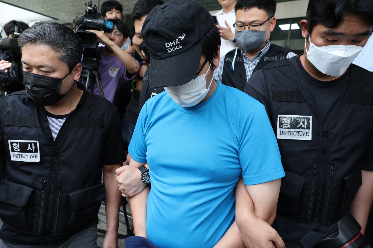 신림동 등산로 성폭행 사건의 피의자 최모씨가 19일 서울중앙지법에서 열리는 영장실질심사를 위해 관악경찰서를 나서고 있다. [연합]
