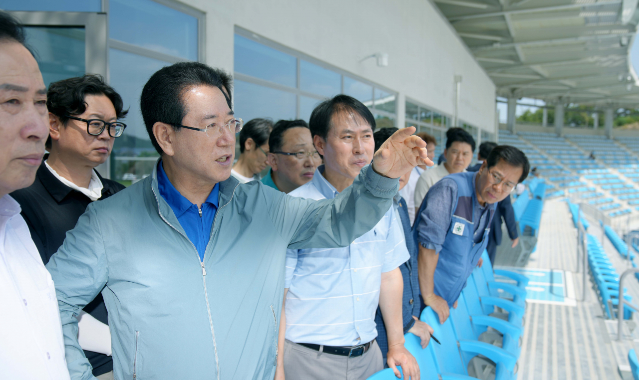 김영록지사는 19일 목포 종합경기장 건립 현장을 찾아 관계자을 격려했다