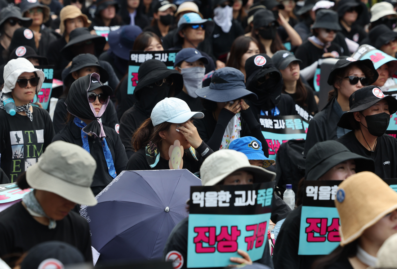 19일 오후 서울 여의도 국회 앞에서 열린 서이초 교사 사망 사건 진상규명과 아동학대 관련법 즉각 개정 촉구 집회에서 참가자들이 눈물을 흘리고 있다. [연합]
