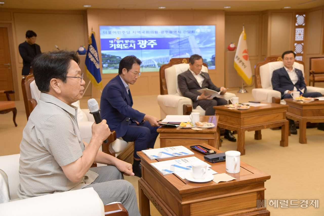 강기정 시장과 이병훈 시당위원장의 주도로 송갑석‧윤영덕‧조오섭‧이형석‧이용빈‧민형배 의원 등 민주당 소속 지역 국회의원 7명이 전원 참석, 격식 없이 지역 현안에 대해 논의했다.