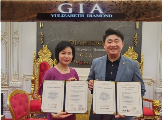 한국NFT공인인증원 강광민 부원장(오른쪽)과 유향숙 국제다이아몬드산업협회 회장(GIA유리자베스 다이아몬드 대표)가 전략적 업무협약을 맺었다.