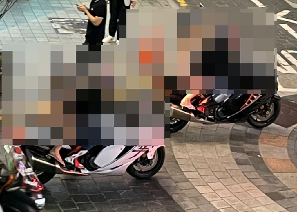 비키니 오토바이 사진. [연합]