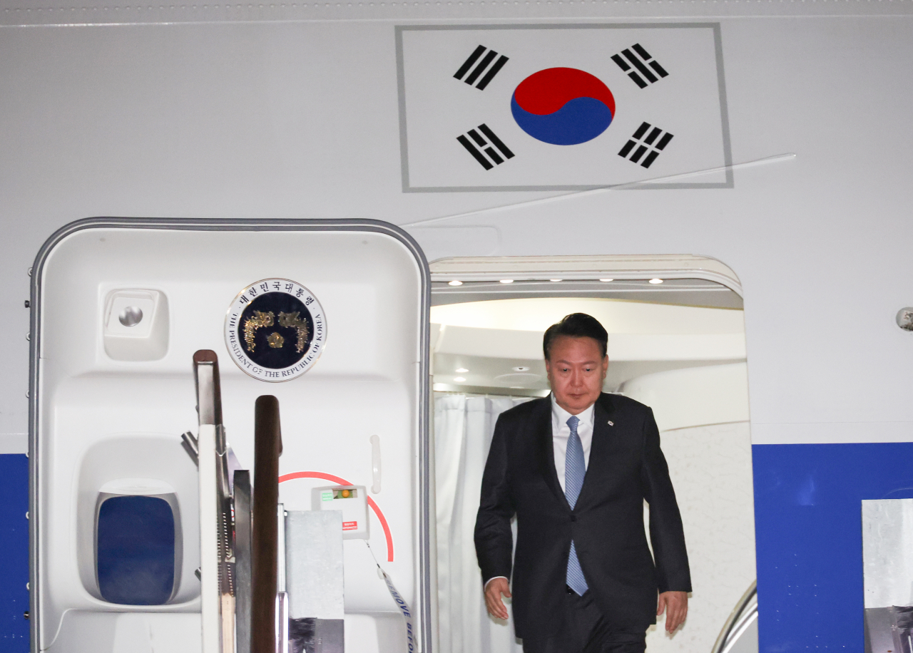 한미일 정상회의을 마치고 귀국한 윤석열 대통령이 20일 성남 서울공항에 도착, 전용기인 공군 1호기에서 내리고 있다. [연합]