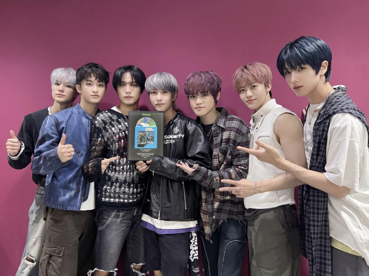 밀리언스 앨범 상패를 받은 그룹 NCT 드림 [멜론 제공]