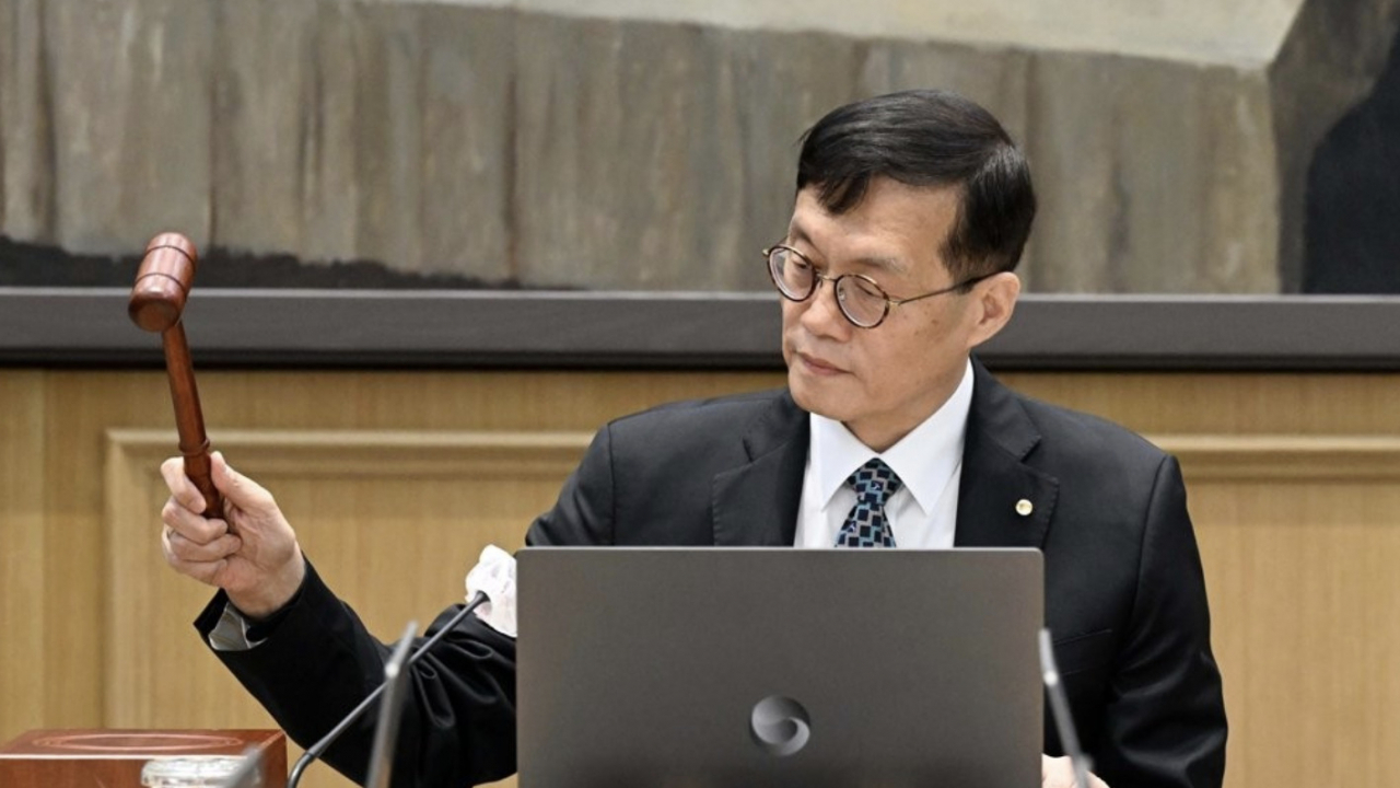 이창용 한국은행 총재가 13일 서울 중구 한국은행에서 열린 금융통화위원회에서 의사봉을 두드리는 모습. [사진공동취재단]