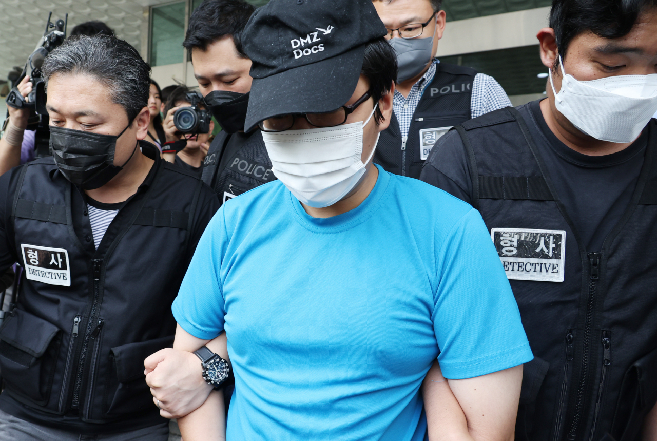 신림동 등산로 성폭행 사건의 피의자 최모씨가 19일 서울중앙지법에서 열리는 영장실질심사를 위해 관악경찰서를 나서고 있다. [연합]