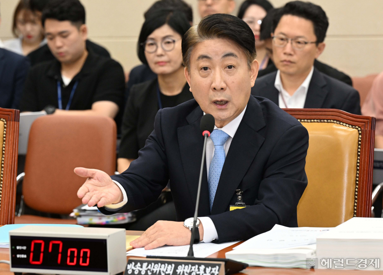 이동관 방송통신위원회 위원장 후보자가 18일 오전 서울 여의도 국회에서 열린 방송통신위원회 위원장 인사청문회에서 의원들의 질문에 답변을 하고 있다. 이상섭 기자