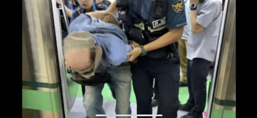 지하털에서 쇠붙이로 승객들을 공격한 50대 남성 A씨. [독자 제공, 헤럴드DB]