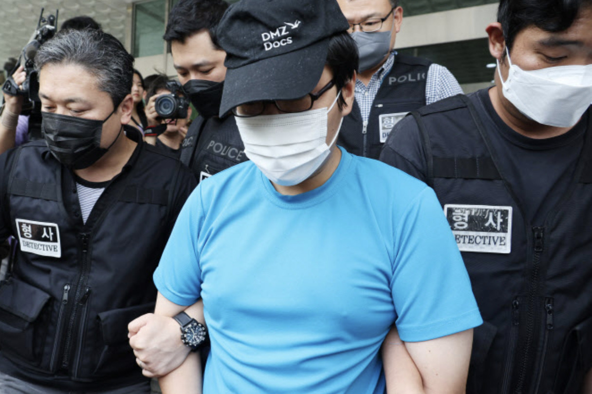 신림동 등산로 성폭행 사건의 피의자 최모 씨가 19일 서울중앙지법에서 열리는 영장실질심사를 위해 관악경찰서를 나서고 있다 [연합]