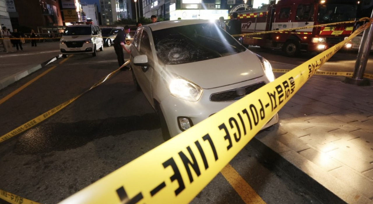 3일 오후 경기 성남시 분당구 서현역 인근 백화점에서 발생한 묻지마 흉기 난동 사건에 앞서 용의자가 경차를 몰고 인도로 돌진했다. [연합]