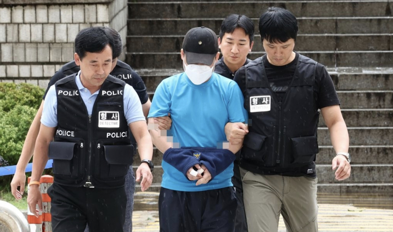 신림역 인근 상가 골목에서 행인을 상대로 무차별 흉기를 휘두른 조모씨가 지난달 23일 영장실질심사를 받기 위해 서울 서초구 서울중앙지방법원에 출석하고 있다. [연합]
