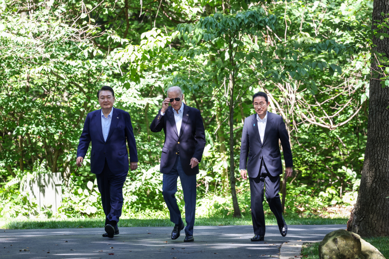 윤석열 대통령, 조 바이든 미국 대통령, 기시다 후미오 일본 총리가 18일(현지시간) 워싱턴DC 인근 미국 대통령 별장인 캠프 데이비드에서 한미일 정상 공동기자회견을 위해 오솔길을 함께 걸어 오고 있다. 연합뉴스