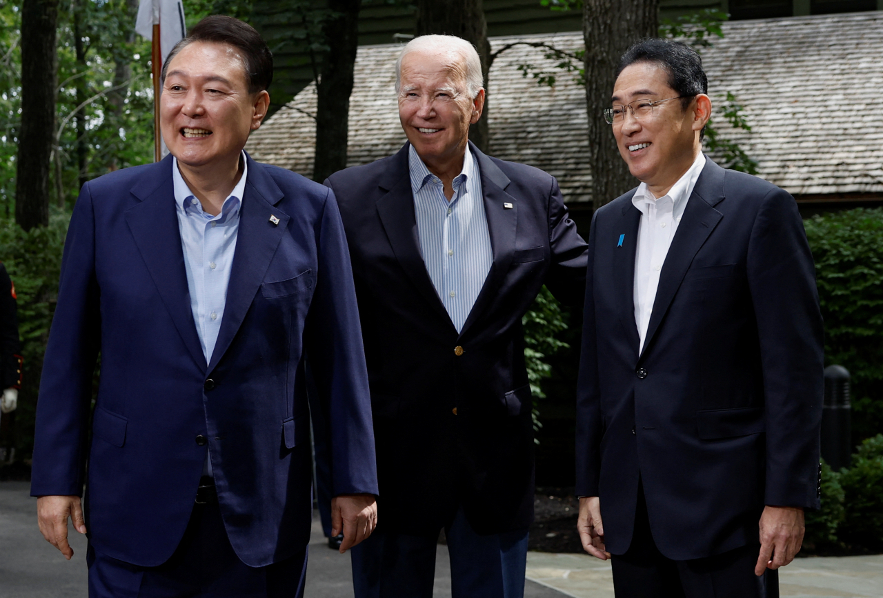 (왼쪽부터) 윤석열 대통령, 조 바이든 미국 대통령, 기시다 후미오 일본 총리가 18일(현지시간) 한미일 정상회의가 열린 미국 대통령 별장 캠프 데이비드에서 포즈를 취하고 있다. [연합]
