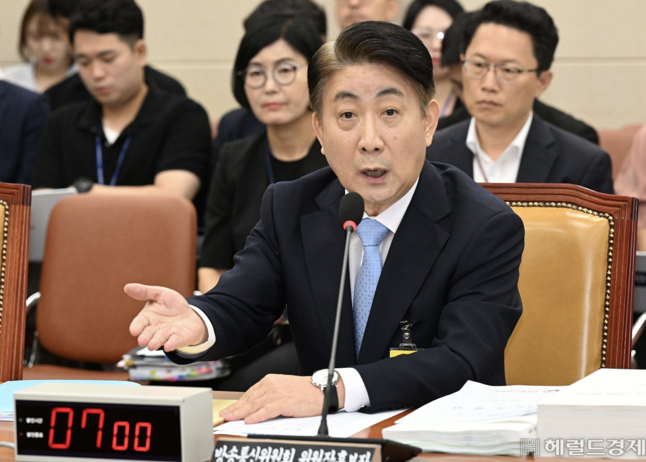 이동관 방송통신위원회 위원장 후보자가 이달 18일 오전 서울 여의도 국회에서 열린 방송통신위원회 위원장 인사청문회에서 의원들의 질문에 답변을 하고 있다. 이상섭 기자