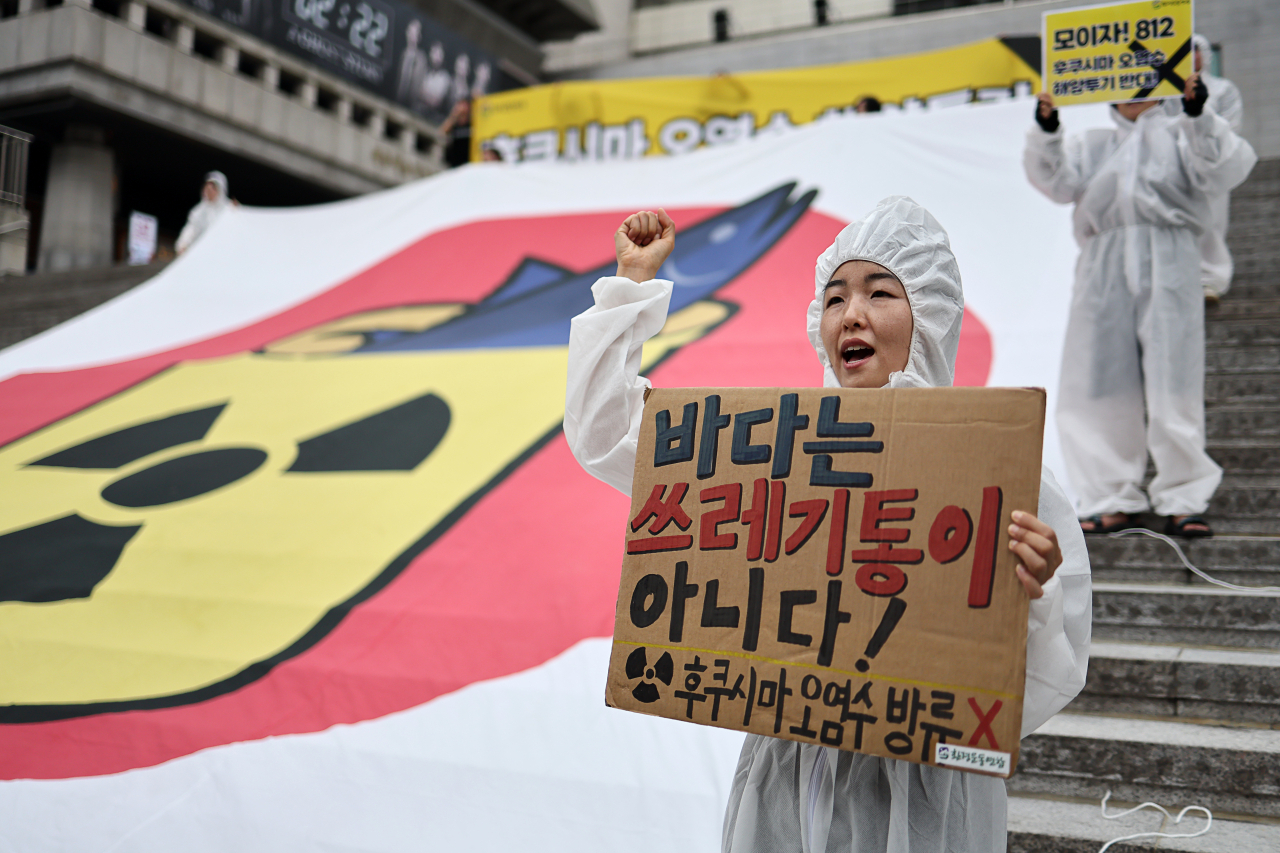 7일 오전 서울 세종문화회관 계단에서 환경운동연합 회원들이 ‘후쿠시마 오염수 해양투기 반대 8.12 전국 집중 대회’ 관련 기자회견을 열고 있다. [연합]
