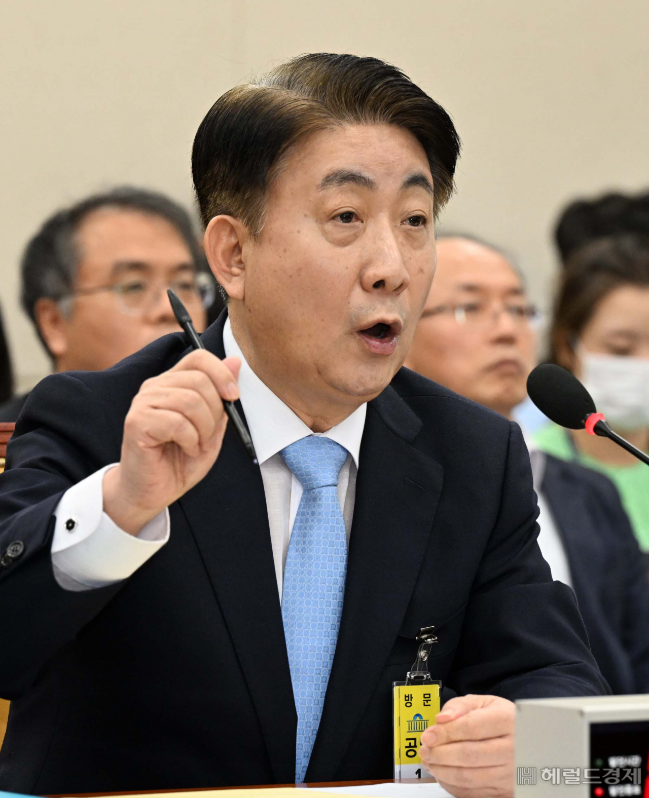 이동관 방송통신위원회 위원장 후보자가 18일 오전 서울 여의도 국회에서 열린 방송통신위원회 위원장 인사청문회에서 의원들의 질문에 답변을 하고 있다. 이상섭 기자