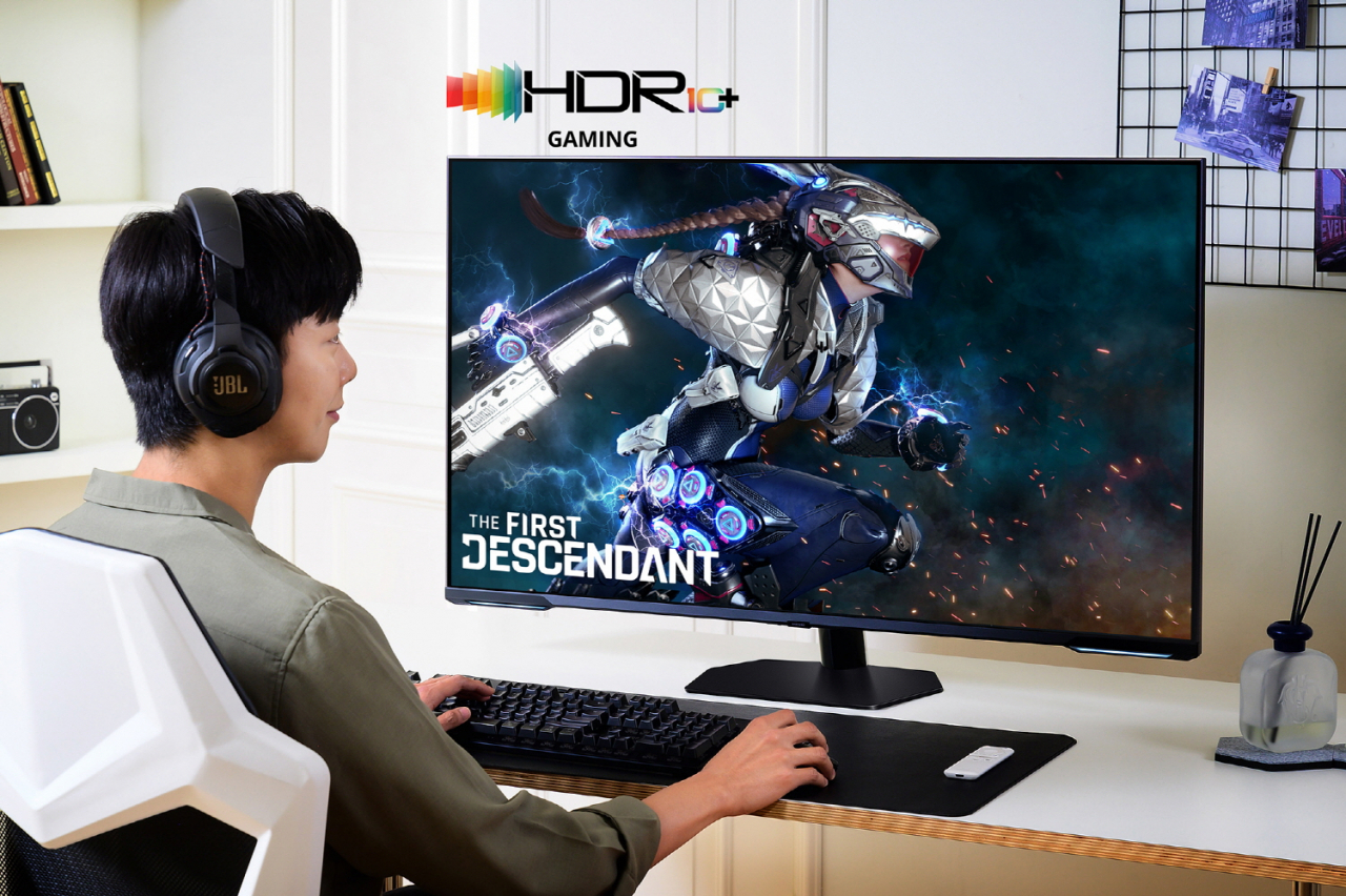삼성전자 모델이 ‘HDR10+ GAMING’ 기술이 적용된 퍼스트 디센던트 게임 콘텐츠를 체험하고 있다. [삼성전자 제공]