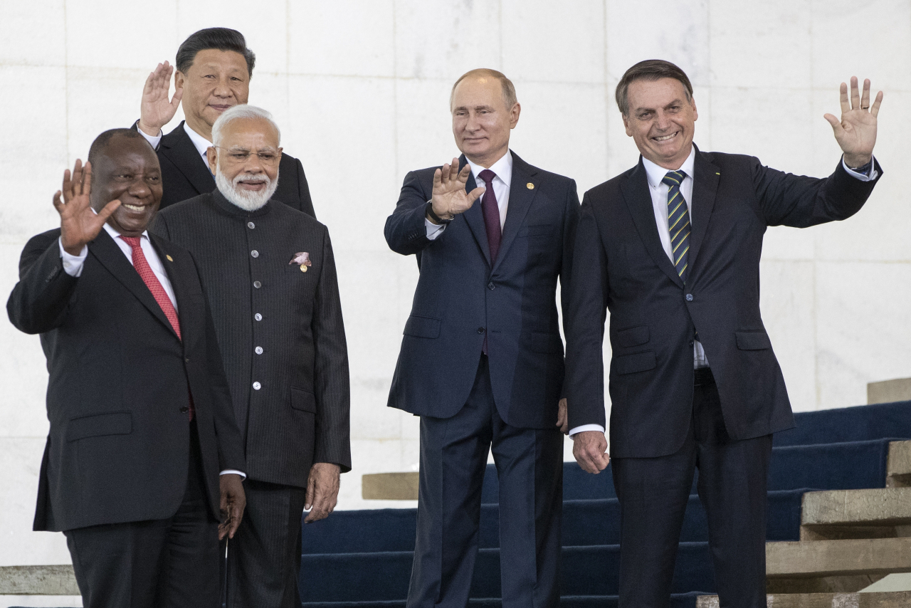 지난 2019년 브라질 브라질리아에서 열린 브릭스(BRICS) 정상회의에 참여한 시릴 라마포사(왼쪽부터) 남아공 대통령, 시진핑 중국 국가주석, 나렌드라 모디 인도 총리, 블라디미르 푸틴 러시아 대통령, 자이르 보우소나루 당시 브라질 대통령. [AP]