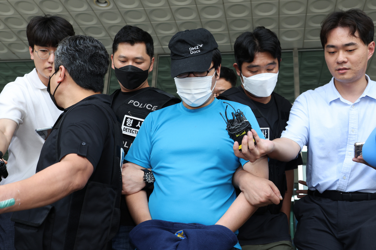 신림동 등산로 성폭행 사건의 피의자 최모씨가 19일 서울중앙지법에서 열리는 영장실질심사를 위해 관악경찰서를 나서고 있다. [연합]