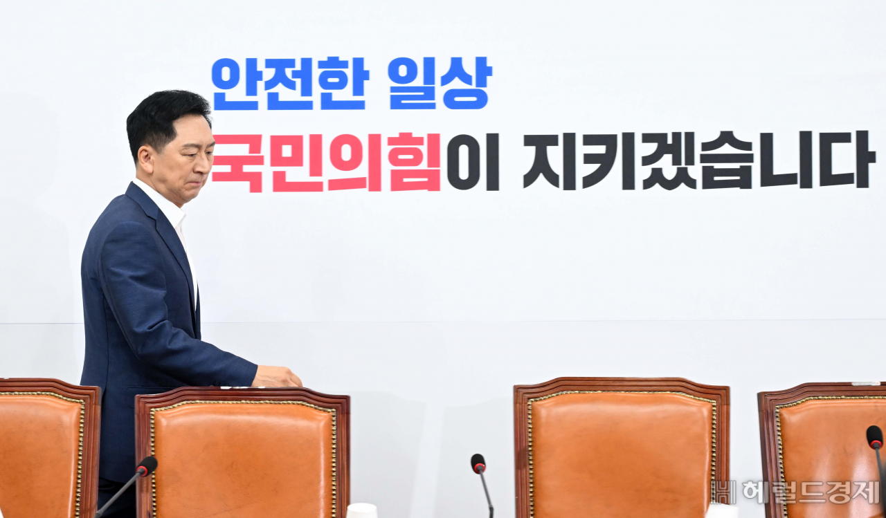 김기현 국민의힘 대표가 21일 오전 서울 여의도 국회에서 열린 최고위원회의에 참석하고 있다. 이상섭 기자