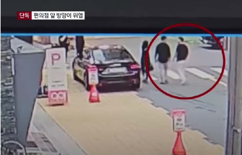 A씨(오른쪽)가 길을 가던 행인들에게 말을 붙이고 있다. [채널A 갈무리]