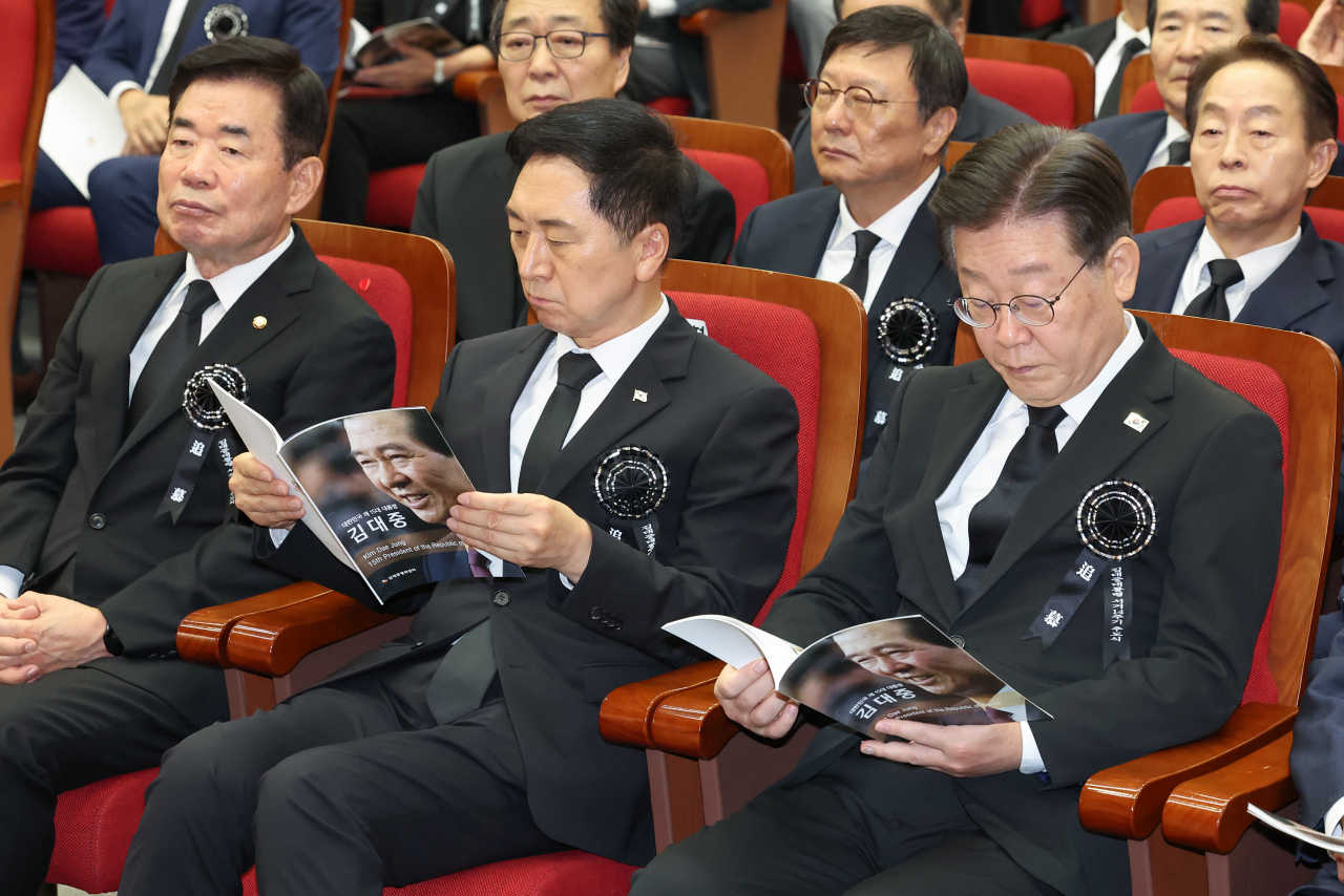 김대중 전 대통령 서거 14주기인 18일 오전 서울 동작구 서울 현충원 현충관에서 열린 추도식에서 김기현 국민의힘 대표, 이재명 더불어민주당 대표가 김 전 대통령 관련 책자를 살펴보고 있다. [연합]