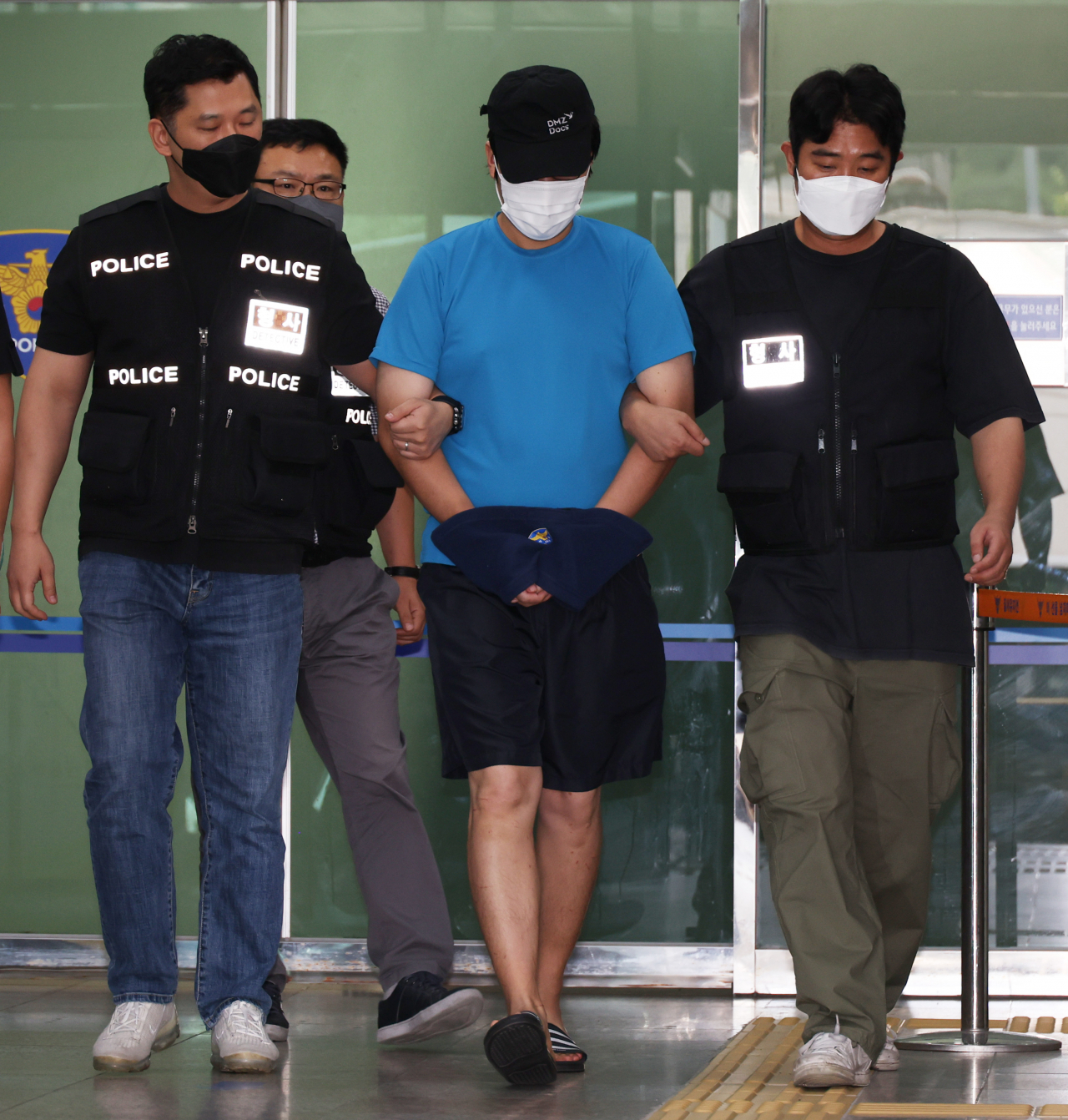 신림동 등산로 성폭행 사건의 피의자 최모씨가 19일 서울중앙지법에서 열리는 영장실질심사를 위해 관악경찰서를 나서고 있다. [연합]