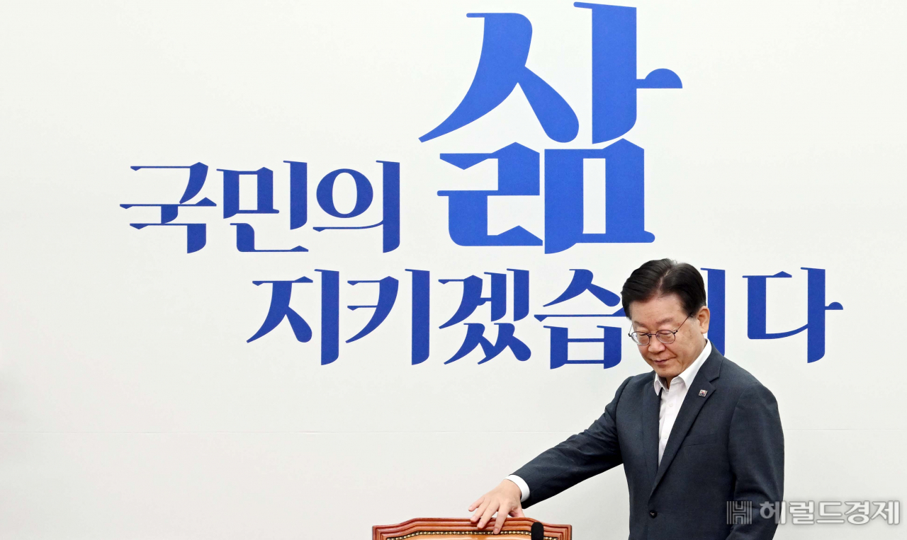 이재명 더불어민주당 대표가 21일 오전 서울 여의도 국회에서 열린 최고위원회에 참석하고 있다. 이상섭 기자