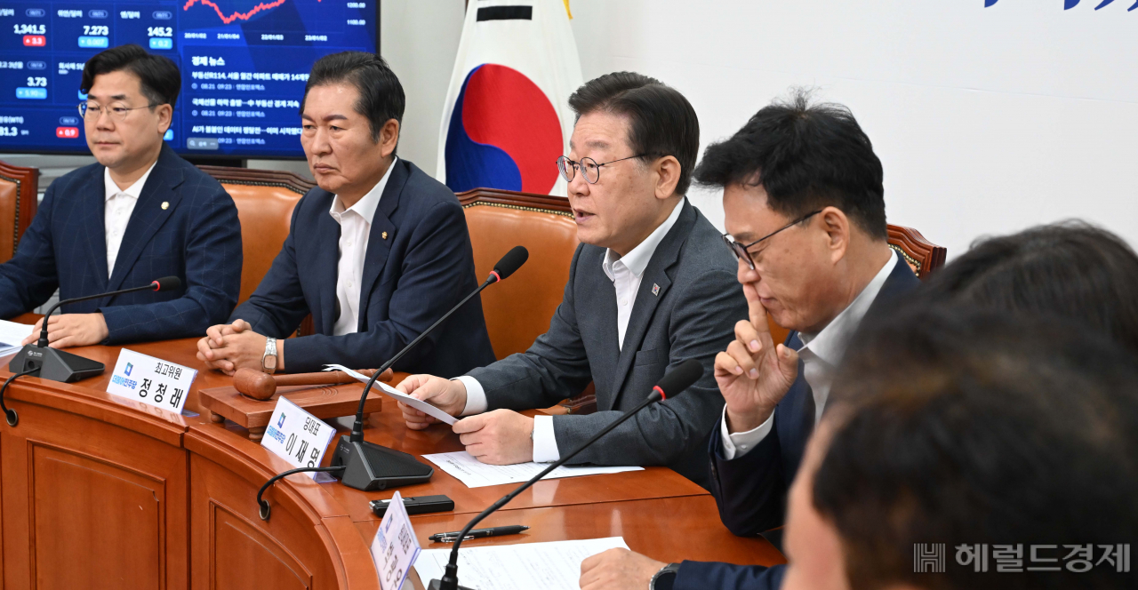 이재명 더불어민주당 대표가 21일 오전 서울 여의도 국회에서 열린 최고위원회에 참석해 모두발언을 하고 있다. 이상섭 기자