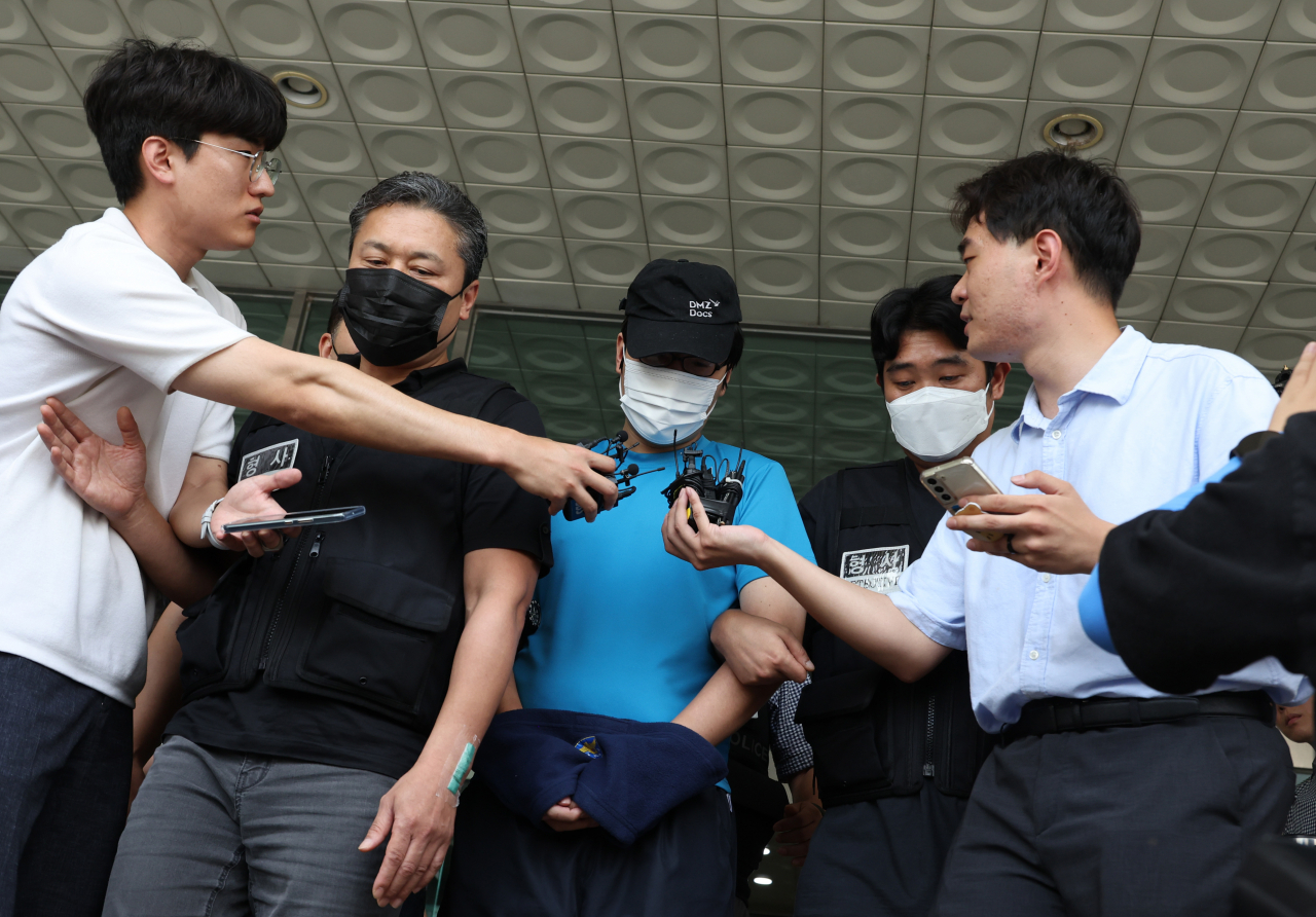 신림동 등산로 성폭행 사건의 피의자 최모씨가 19일 서울중앙지법에서 열리는 영장실질심사를 위해 관악경찰서를 나서고 있다. [연합]