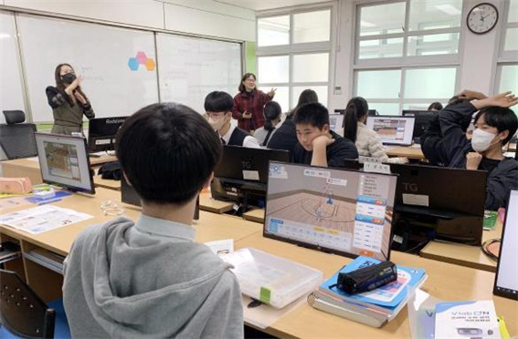 ‘온라인 수학‧과학 가상실험실’을 통해 소외지역 학생들을 대상으로 실습 교육을 진행하고 있는 모습[한국과학창의재단 제공]