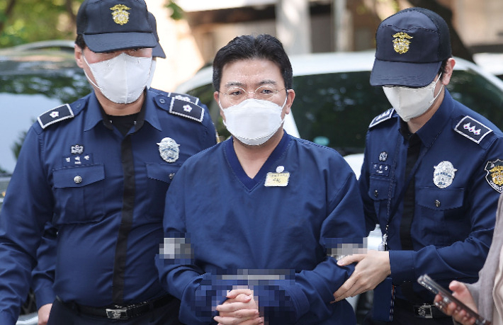 SG(소시에테제네랄)증권발 폭락 사태와 관련해 주가조작을 주도한 의혹을 받는 투자컨설팅업체 H사 라덕연 대표가 구속 전 피의자 심문(영장심사)에 출석하고 있다. [연합]
