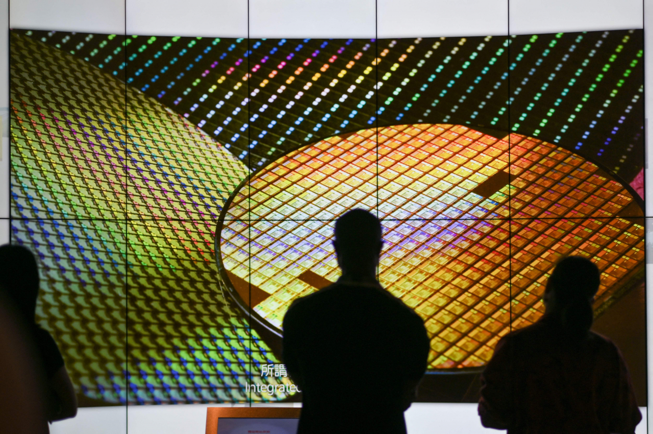 대만 신추과학공원 내 TSMC 박물관에서 관람을 하고 있는 방문객들의 모습 [AFP]