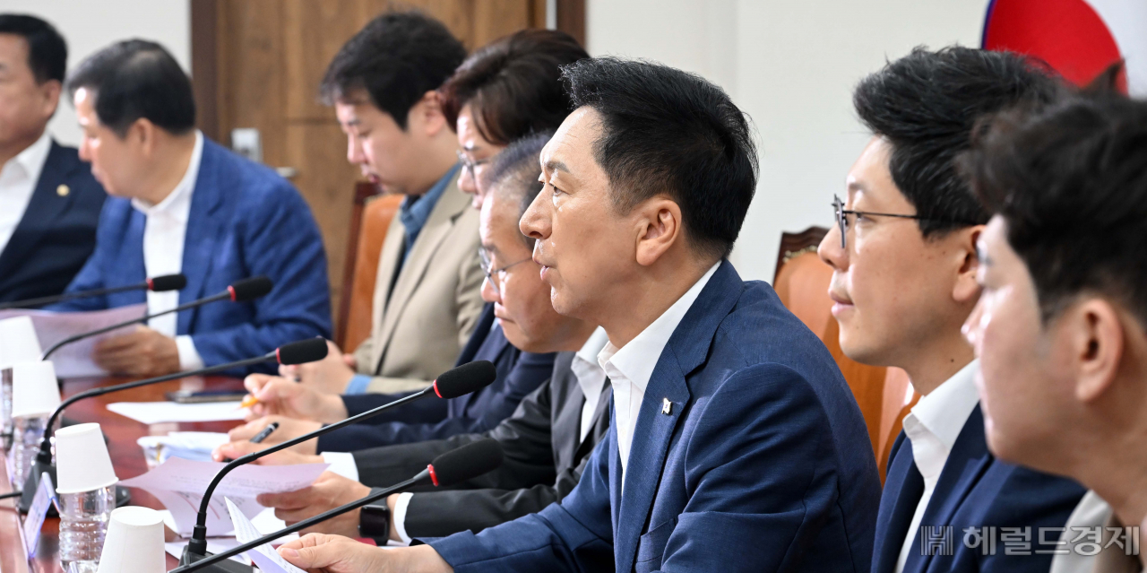 김기현 국민의힘 대표가 21일 오전 서울 여의도 국회에서 열린 최고위원회의에서 참석해 발언하고 있다. 이상섭 기자