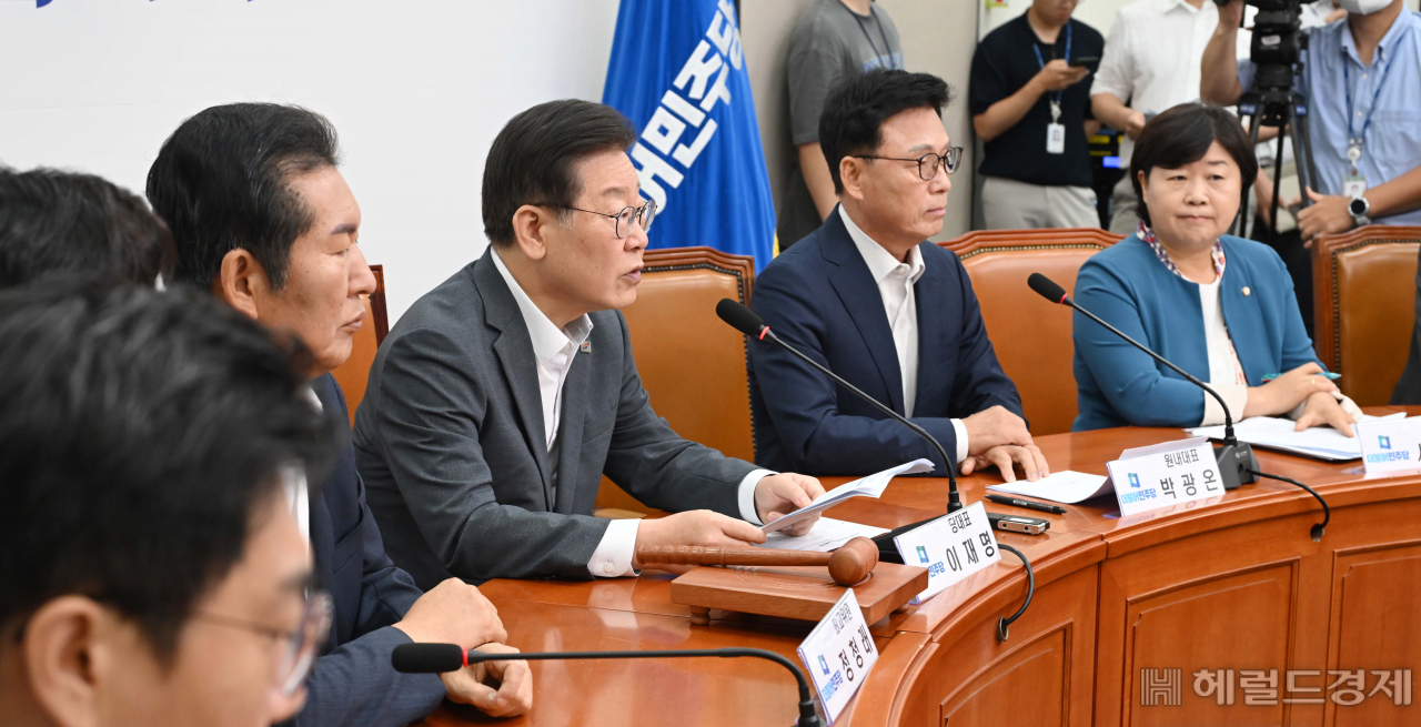 이재명 더불어민주당 대표가 21일 오전 서울 여의도 국회에서 열린 최고위원회에 참석해 모두발언을 하고 있다. 이상섭 기자