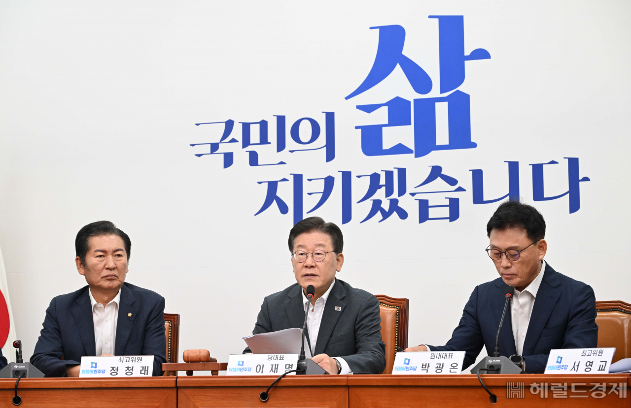 이재명 더불어민주당 대표가 21일 오전 서울 여의도 국회에서 열린 최고위원회에 참석해 모두발언을 하고 있다. 이상섭 기자
