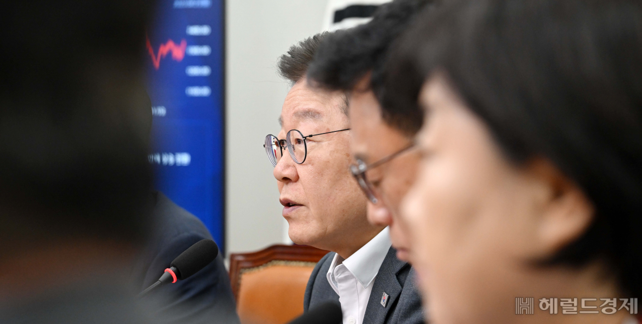 이재명 더불어민주당 대표가 21일 오전 서울 여의도 국회에서 열린 최고위원회에 참석해 모두발언을 하고 있다. 이상섭 기자
