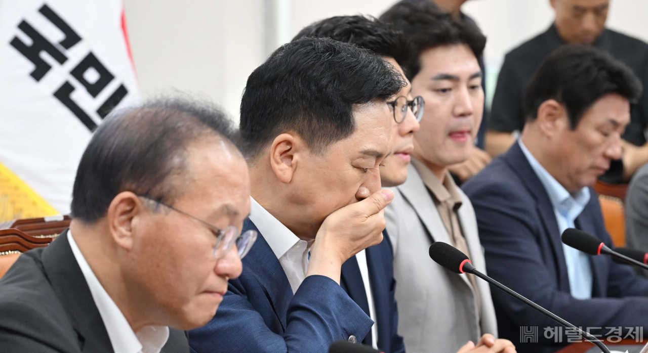 김기현 국민의힘 대표가 21일 오전 서울 여의도 국회에서 열린 최고위원회의에 참석해 재채기를 하고 있다. 이상섭 기자