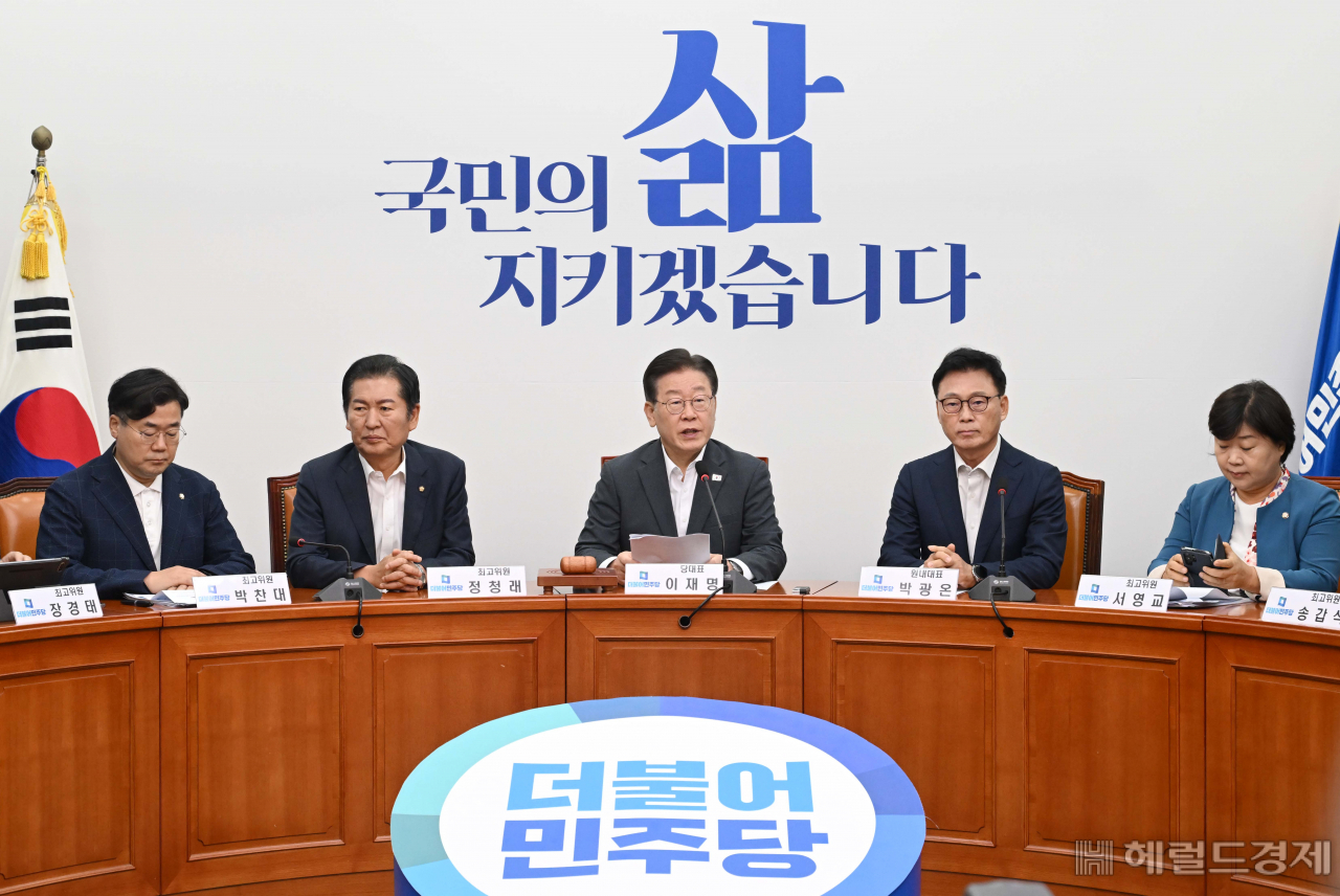 이재명 더불어민주당 대표가 21일 오전 서울 여의도 국회에서 열린 최고위원회에 참석해 모두발언을 하고 있다. 이상섭 기자