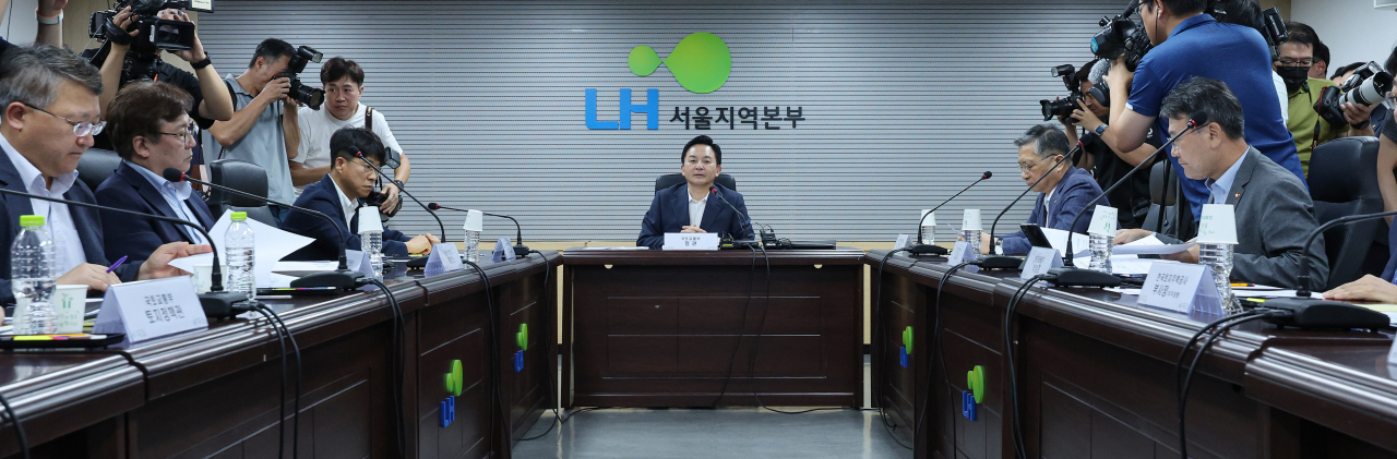 원희룡 국토교통부 장관이 20일 오후 서울 강남구 한국토지주택공사(LH) 서울지역본부에서 열린 LH 용역 전관카르텔 혁파 관련 긴급회의에 참석해 인사말하고 있다. [연합]