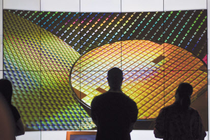대만 신추과학공원 내 TSMC 박물관에서 관람을 하고 있는 방문객들의 모습 [AFP]
