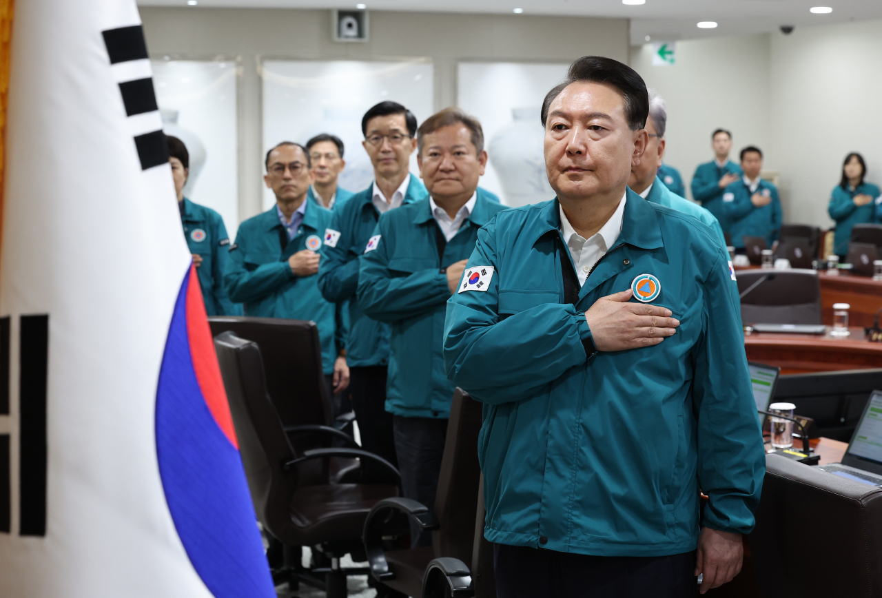 윤석열 대통령이 21일 서울 용산 대통령실 청사에서 열린 을지 및 제35회 국무회의에서 국기에 경례하고 있다. [연합]