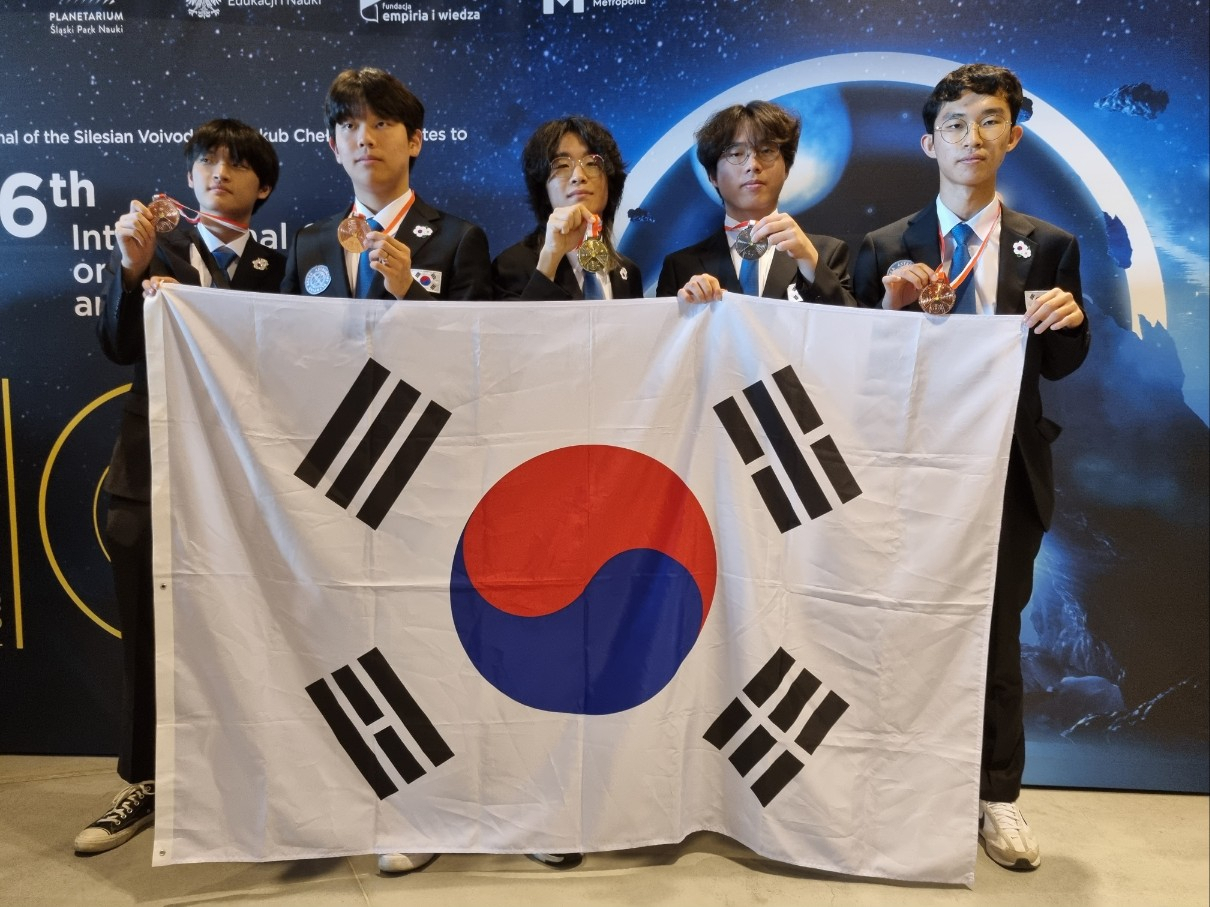 국제 천문 및 천체물리 올림피아드에 참가한 한국 대표팀. 권도현(왼쪽부터), 송민규, 이학진,배성원, 박진우 학생.[과기정통부 제공]