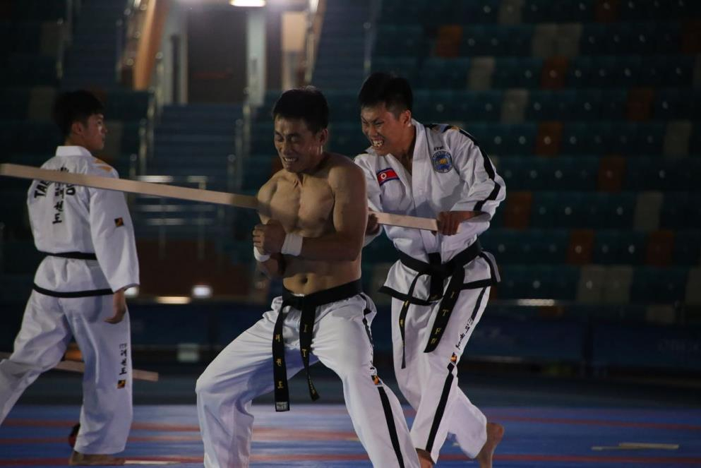 북한 태권도 시범단원들이 19일 카자흐스탄 이스타나에서 열린 국제태권도연맹(ITF) 세계선수권대회 개회식 행사에서 차력 쇼 같은 태권도 시범을 펼치고 있다. [연합]
