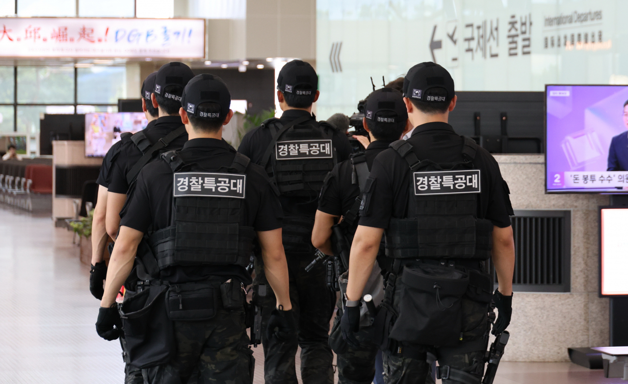 경찰이 대구 공항에서 특별치안활동을 벌이고 있다. [연합]