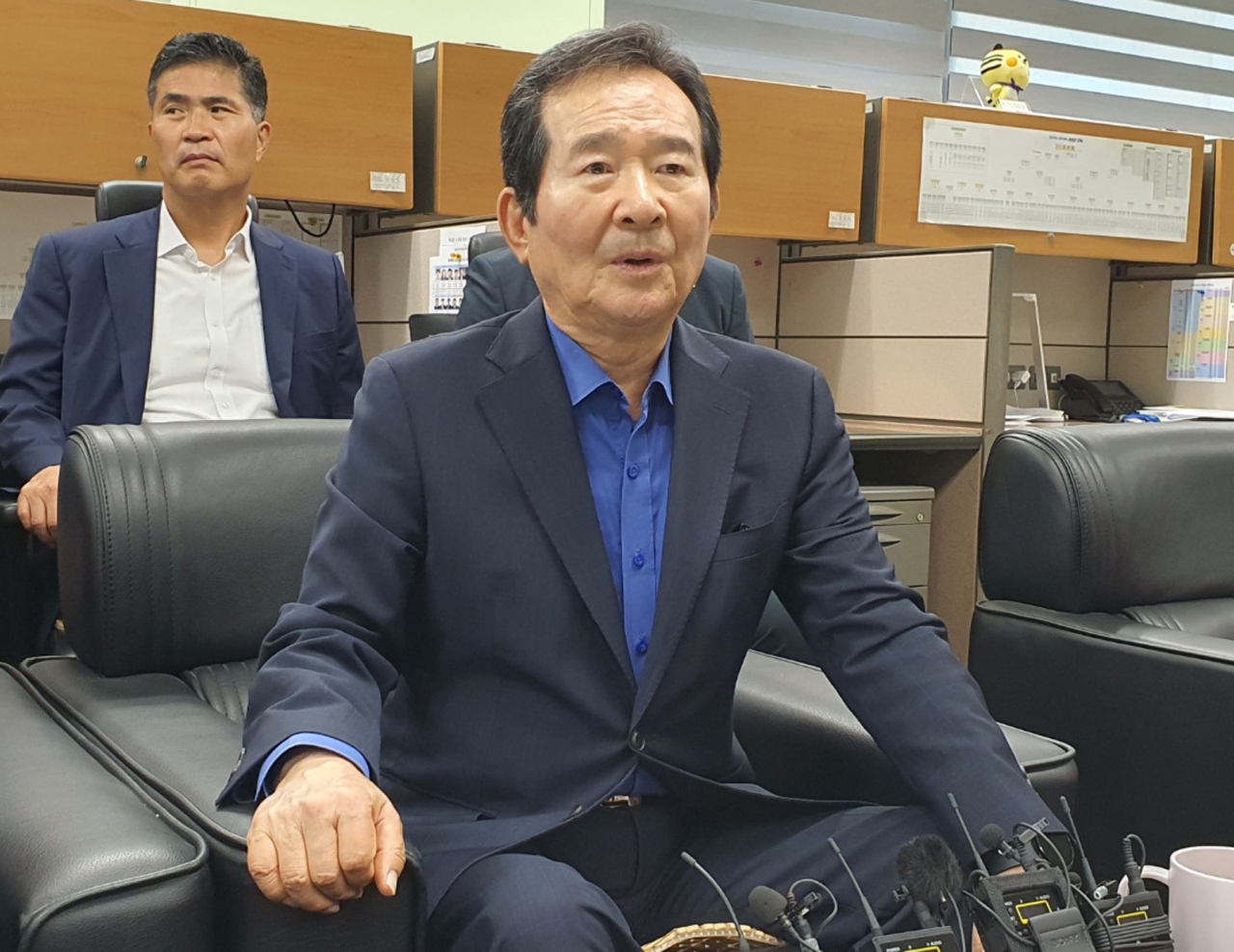 정세균 전 국무총리가 21일 전북도의회에서 기자간담회를 열고 "새만금 세계스카우트 잼버리 파행에 대해 공정하게 시시비비를 가리자"고 밝히고 있다. [연합]