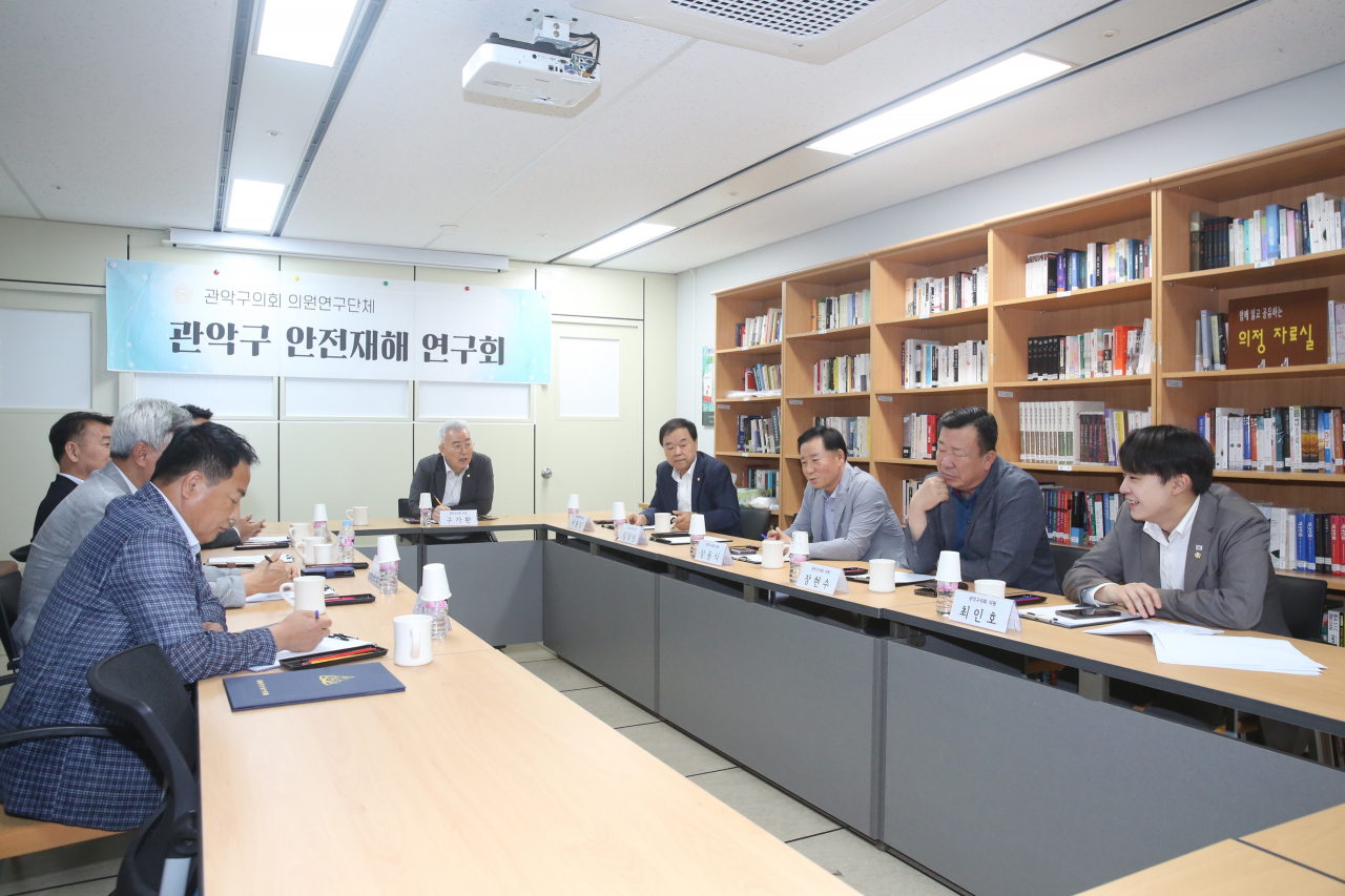 최인호 구의원(오른쪽)이 관악구 안전재해 연구회에 참석해 재해예방 관련 논의를 하고 있다.[관악구의회]