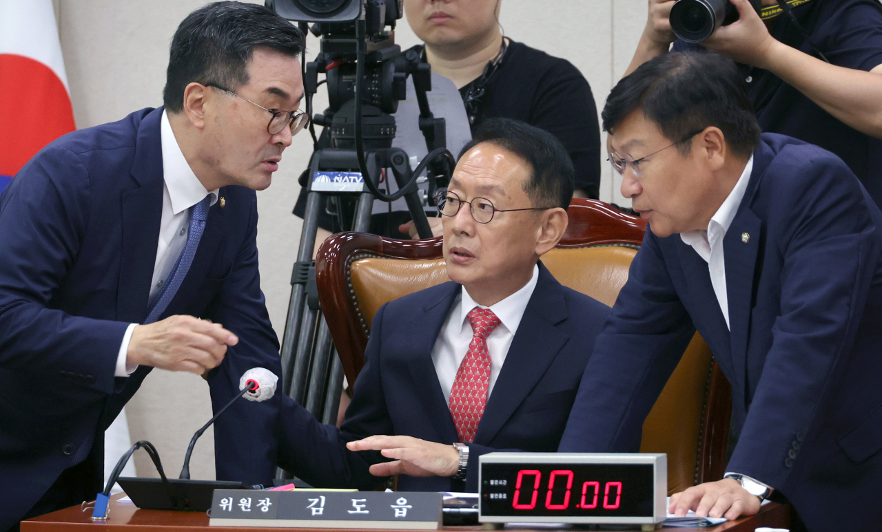 김도읍(가운데) 국회 법제사법위원회 위원장이 여야 간사인 정점식(오른쪽) 국민의힘 의원, 소병철(왼쪽) 더불어민주당 의원과 대화하는 모습. [연합]
