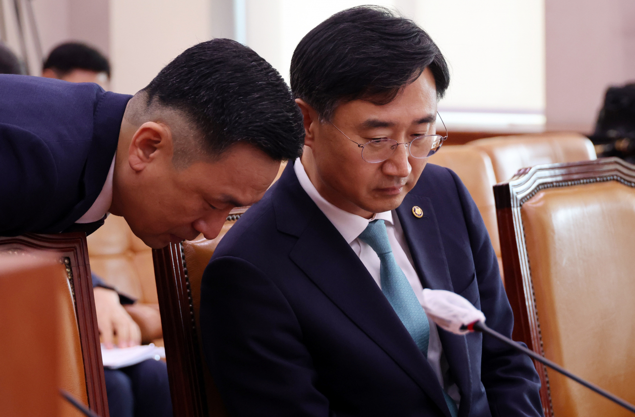 21일 국회 법제사법위원회에서 신범철 국방차관이 전체회의 시작 전 관계자와 대화하고 있다. [연합]