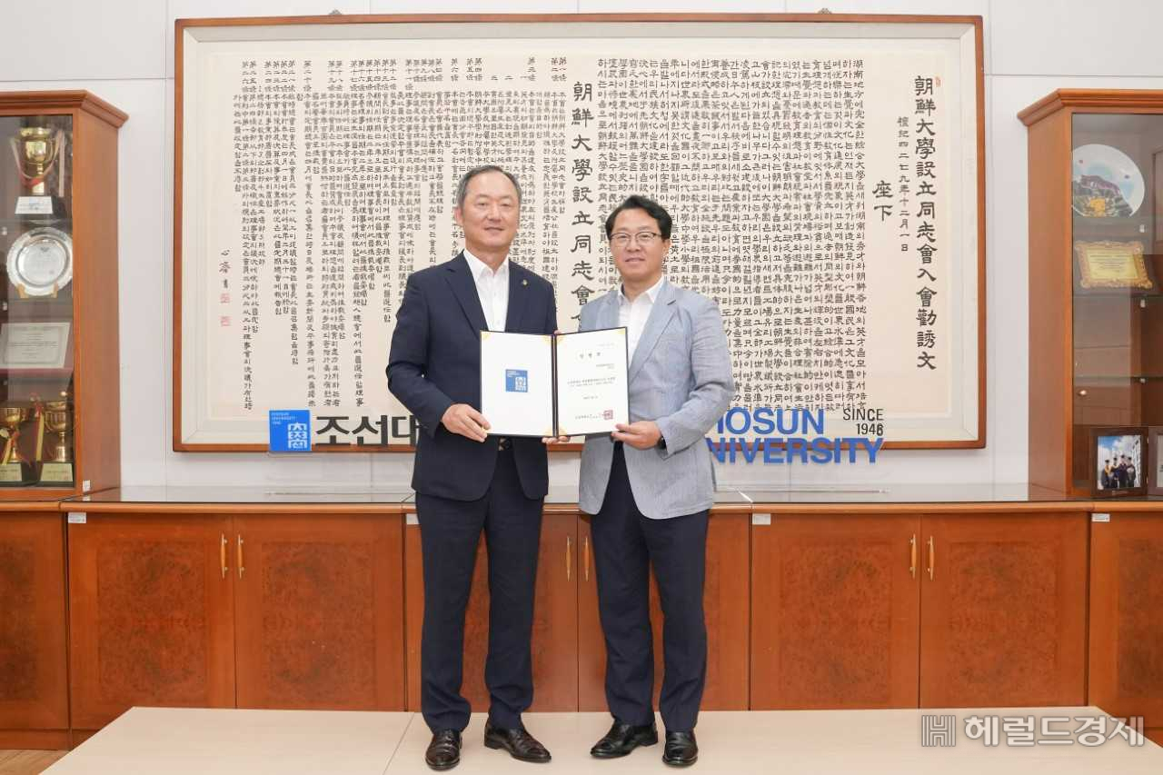민영돈 조선대 총장(왼쪽)과 21일 조선대 대외협력 외래교수로 임명된 문금주 전 전남도 행정부지사.